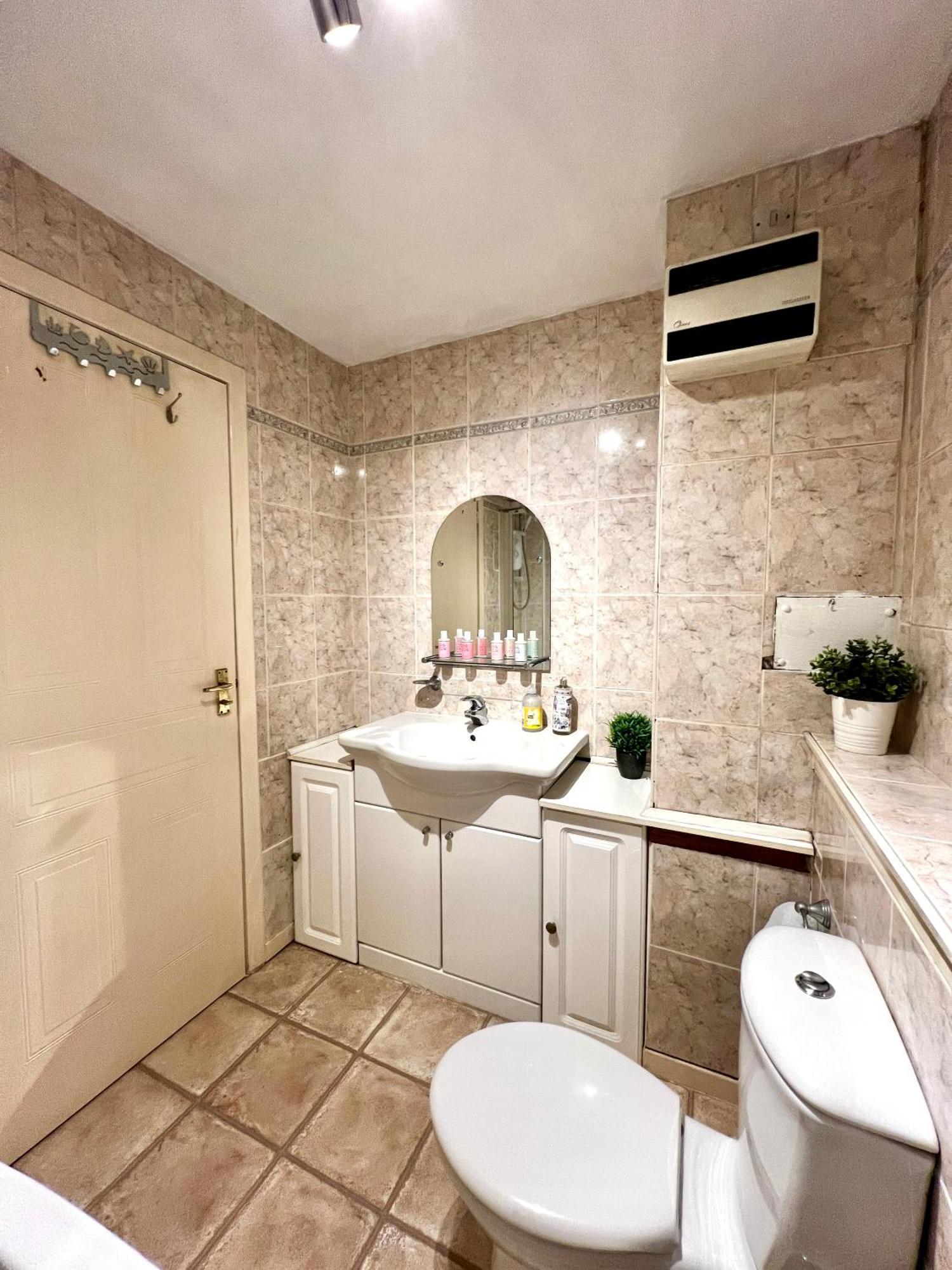 Ground Floor Flat With Free Parking & Wifi Apartment Glasgow Exterior foto