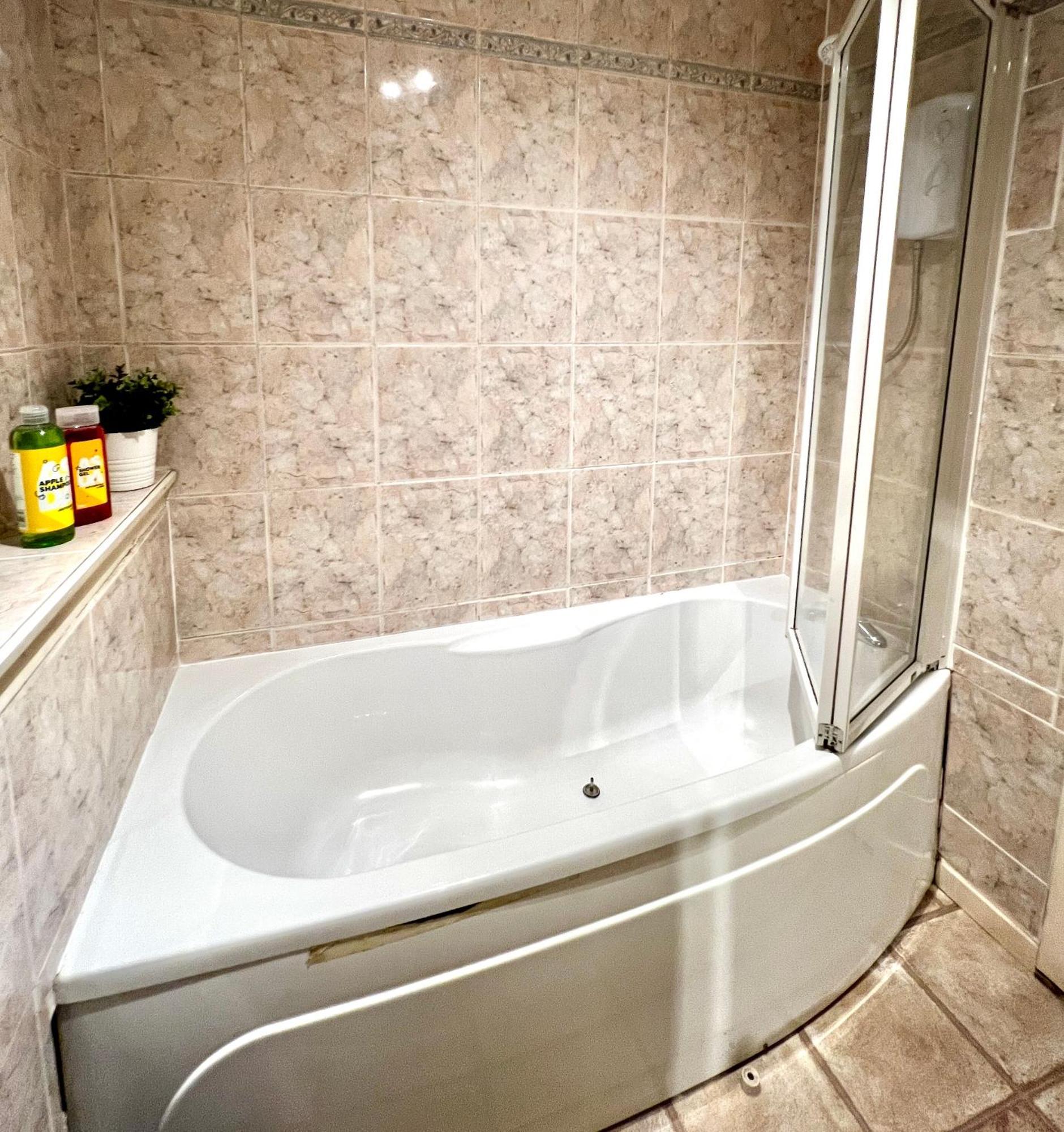 Ground Floor Flat With Free Parking & Wifi Apartment Glasgow Exterior foto