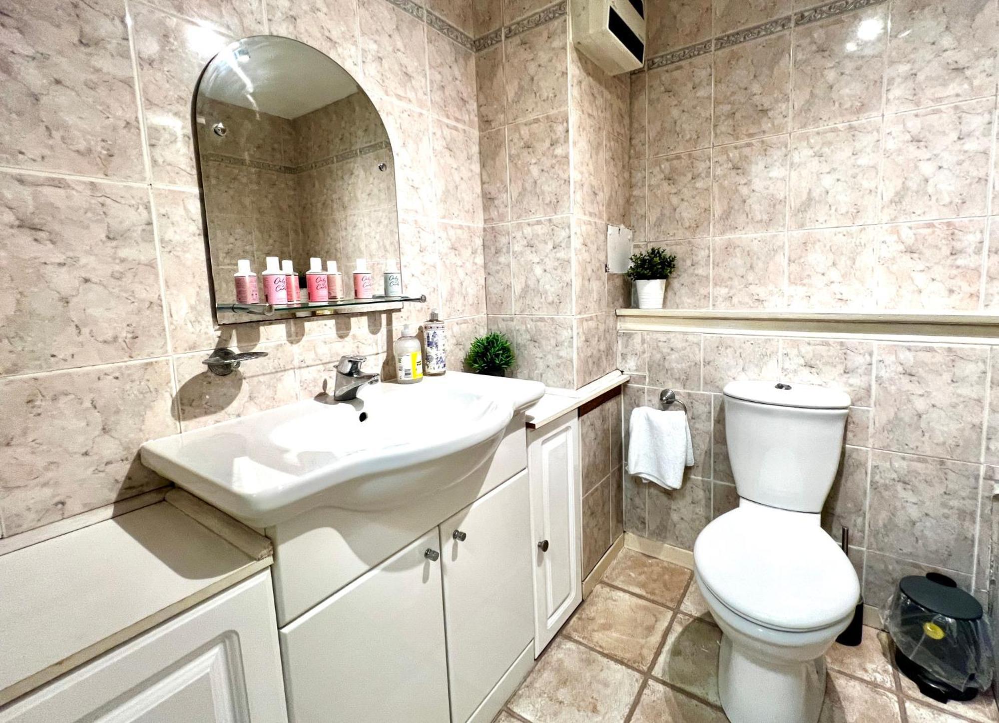 Ground Floor Flat With Free Parking & Wifi Apartment Glasgow Exterior foto